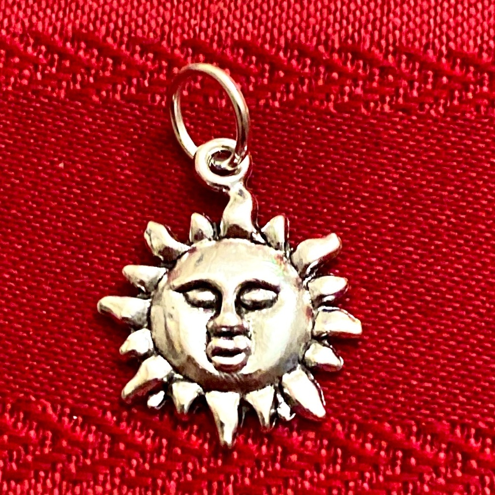 5/$10❤️❤️❤️NEW TIBETAN SILVER SUN FACE CHARM PENDANT